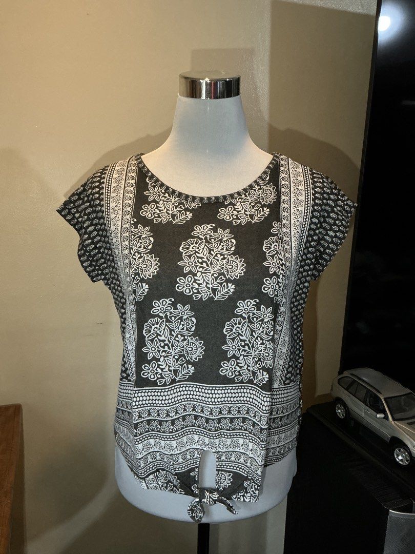 Aeropostale Black Floral Border Tie Front Tee (Category: Blouses) located in Quezon City. Submitted by shopabilitymnl (Listing ID 1469826516, Image 2). Description: Size: small Mannequins’s Size: - Bust: 36-37 inches - Length: 23 inches.