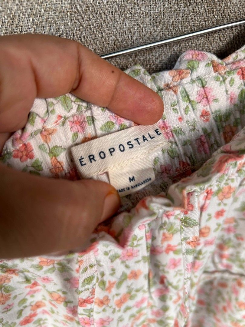 Aeropostale floral shorts (Category: Shorts) located in Alicia. Submitted by glambercena (Listing ID 1469816592, Image 2). Description: waist - 30"-42" (garterized) length - 13" flowy, stretchable.