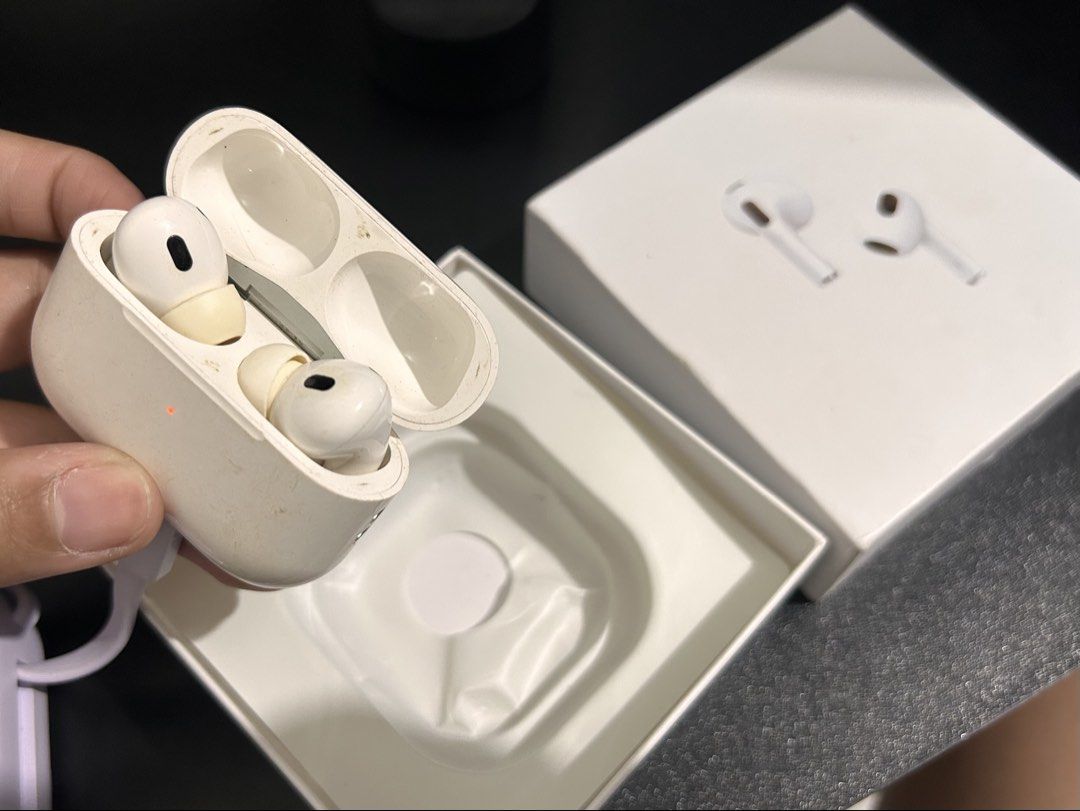AirPods (Category: Headphones & Headsets) located in Makati City. Submitted by liedlmgz (Listing ID 1469881301, Image 3). Description: forgot the exact model pero mabilis siya malowbat loc: Barangay Rizal, Taguig City.