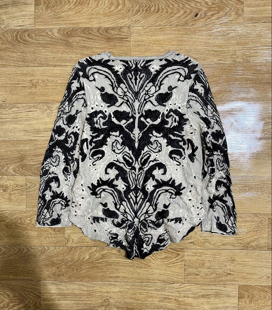 ALEXANDER MCQUEEN SPINE LACE KNIT (Category: Luxury Apparel) located in Zamboanga. Submitted by alterramz08 (Listing ID 1469926086, Image 2). Description: ALEXANDER MCQUEEN SPINE LACE KNIT Size large on tag Width 16 length 20-23 Excellent Condition Missing tag Price : 1,500 Pesos !.
