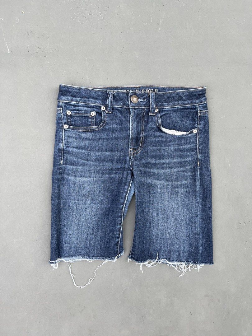 AMERICAN EAGLE DENIM SHORT (Category: Shorts) located in Quezon City. Submitted by kentstuff (Listing ID 1469898818, Image 1). Description: AMERICAN EAGLE Waist: 30-34 Length: 18 Leg opening: 9.5 Condition: Excellent CR: 9/10 Issue: ❌ DISCLAIMER: This is a thrifted item. All brands, logos, and trademarks belong to their rightful owners. We’re here to rehome great pieces — no brand affiliation intended.