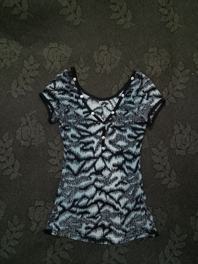 Animal printed top y2k (Category: Others Tops) located in Cotabato. Submitted by winonasallure (Listing ID 1469944374, Image 1). Description: size:small-semi med.