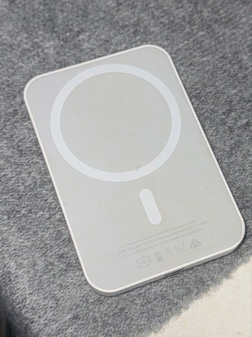 Apple Magsafe 5000MAH (Category: Batteries & Power Banks) located in Santa Ignacia. Submitted by hanisells (Listing ID 1469827838, Image 1). Description: working in good condition.