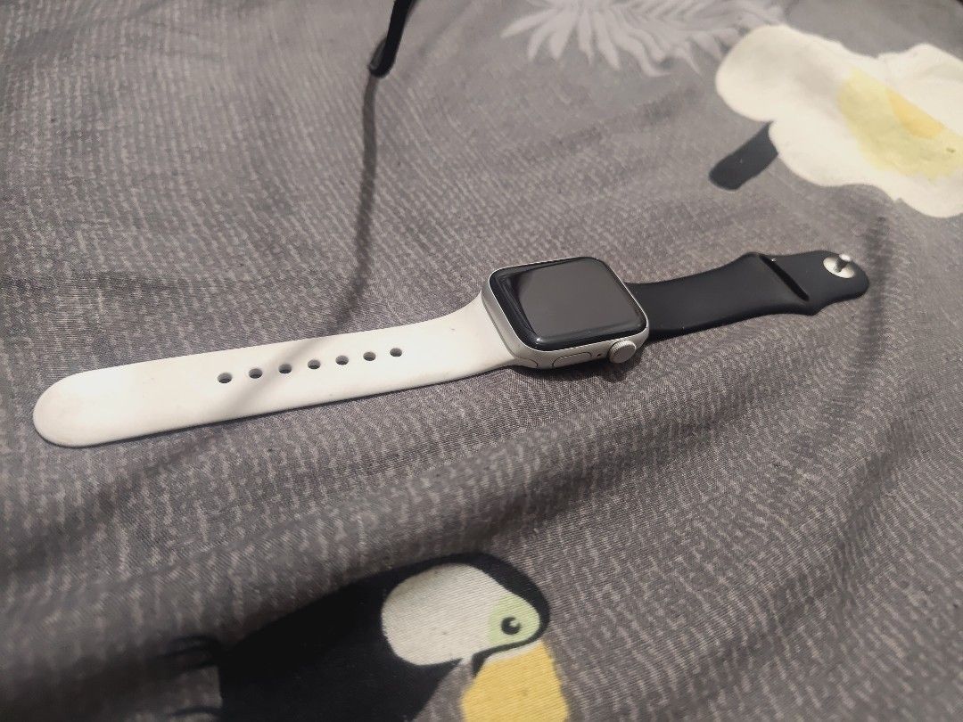 Apple Watch SE Nike Edition Silver – Canada Import (Category: Wearables & Smart Watches) located in Lucena. Submitted by xavlaur (Listing ID 1469901438, Image 3). Description: RARE APPLE WATCH SE NIKE EDITION – DIRECT CANADA IMPORT Up for grabs is an authentic Apple Watch SE Nike Edition in Silver Aluminium, purchased directly from Apple Store Canada ($369 CAD / ~₱18,000+ total out-of-pocket). This isn't a beaten-up secondhand unit passed around 