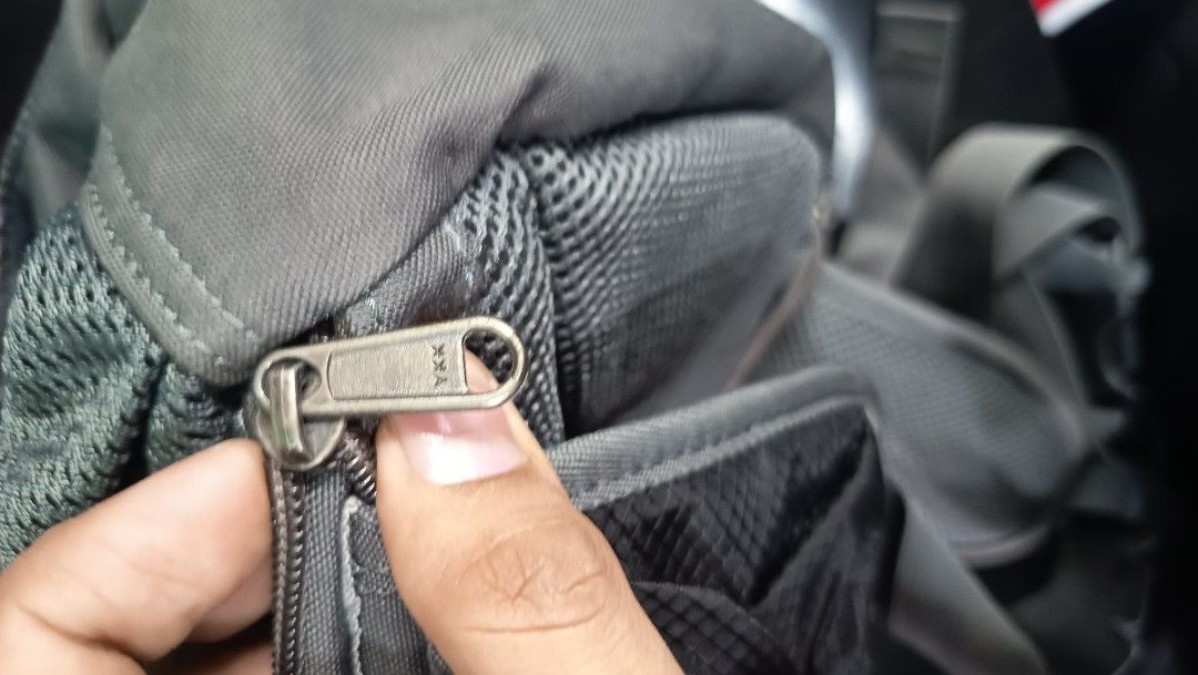 ARCTERYX (Category: Belt bags, Clutches and Pouches) located in Tarlac. Submitted by cbmollida267541 (Listing ID 1469798791, Image 3). Description: issue on last pic .