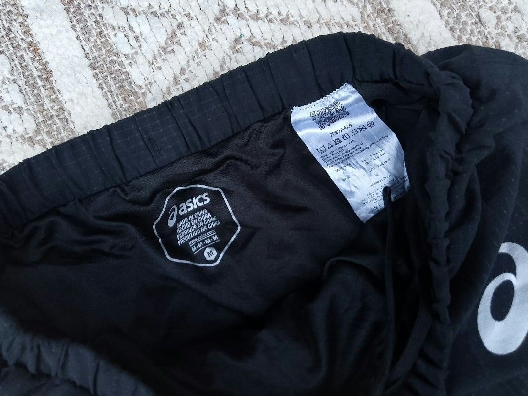 Asics Black Running Shorts Size M (Category: Announcements) located in Quezon City. Submitted by cruz_robert (Listing ID 1469807044, Image 3). Description: Asics Actibreeze Racing Split short - Color: Black with checkered texture pattern - Size: Medium - Features: Elastic waistband and comfortable inner lining - Safety: Reflective Asics logo on the left leg for low-light visibility - Tag Info: Style number 2092A424 - Condition/Use: Lightweight at
