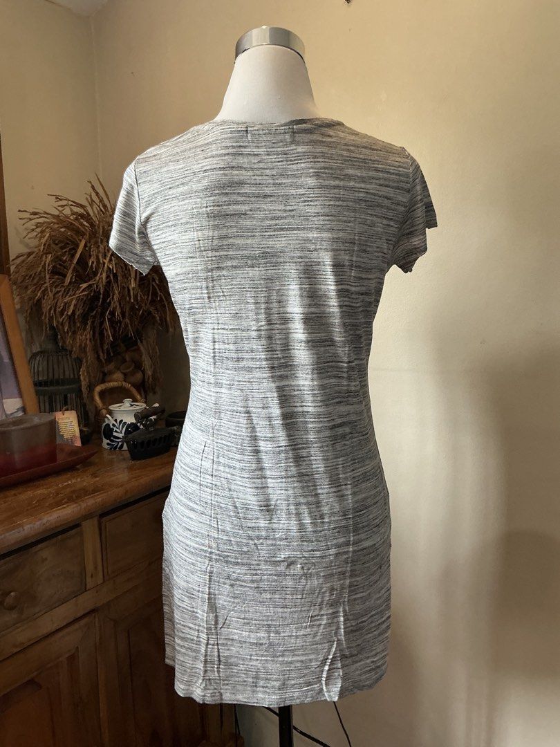 Atmosphere White-Grey Space-dyed Short-sleeve Top (Category: Blouses) located in Quezon City. Submitted by shopabilitymnl (Listing ID 1469829073, Image 3). Description: Size: Small No isue Mannequins’s Size: - Bust: 36-37 inches - Length: 23 inches.