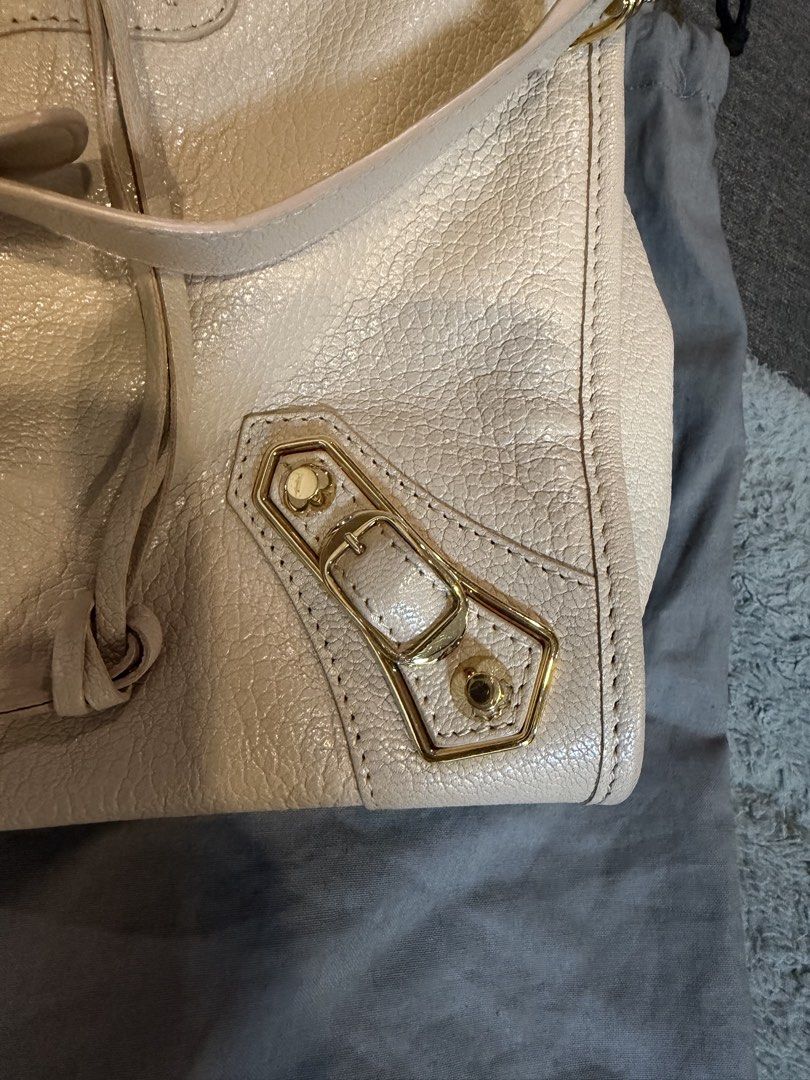Authentic Classic City Metallic Edge (Category: Shoulder Bags) located in Binan City. Submitted by brandlistbyj (Listing ID 1469803902, Image 3). Description: Complete inclusion Rank A.