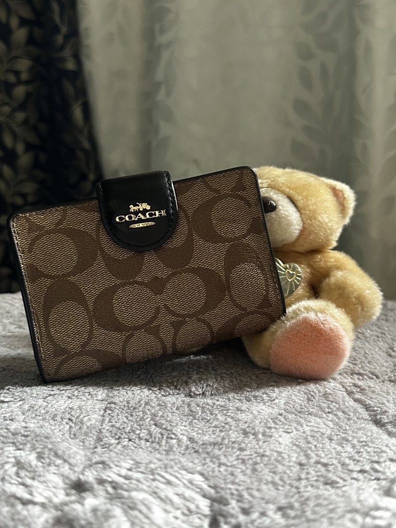 💯authentic coach medium corner zip wallet in signature canvas (Category: Wallets & Card holders) located in Cavite. Submitted by chicfinds.slay (Listing ID 1469823670, Image 3). Description: ✨clean and sanitized use twice only then nastock nlng sa closet ✨ no visible flaws all working zip and snap button ✨bought abroad at coach outlet store w/receipt kept ✨very compact yet stylish perfect for travel wallet with cardslots.