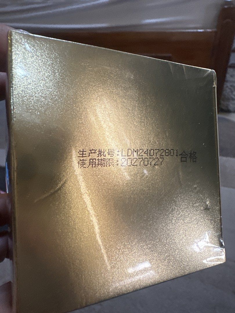 Authentic Juelreou Face cream (Category: Face Care) located in San Pablo. Submitted by donaya_luxe (Listing ID 1469786011, Image 3). Description: The Chinese text, 素颜霜 (sùyánshuāng), generally refers to a tone-up or bare-face cream. Evens out the appearance of skin tone Brightens the complexion for a lighter, more even-looking finish. Gives a more natural, makeup-like look without needing a full foundation. Brought from Macau selling for 750 each