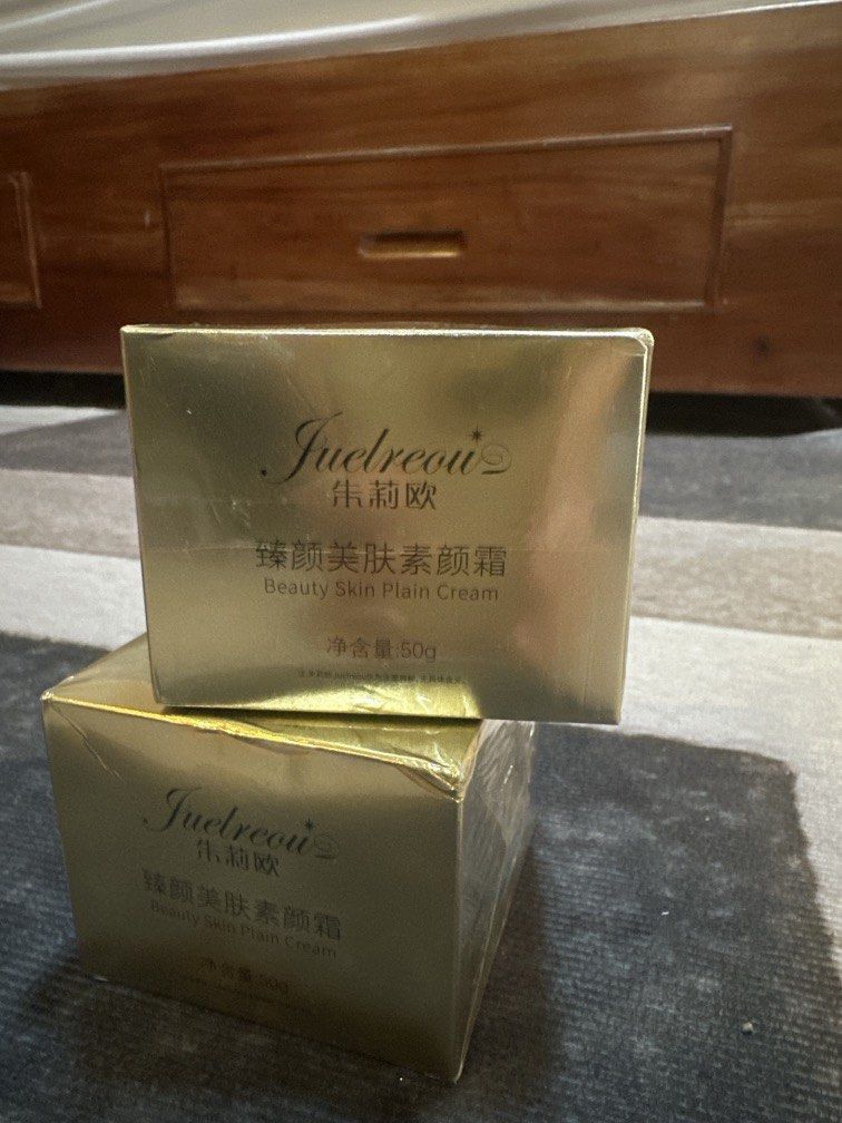 Authentic Juelreou Face cream (Category: Face Care) located in San Pablo. Submitted by donaya_luxe (Listing ID 1469786011, Image 1). Description: The Chinese text, 素颜霜 (sùyánshuāng), generally refers to a tone-up or bare-face cream. Evens out the appearance of skin tone Brightens the complexion for a lighter, more even-looking finish. Gives a more natural, makeup-like look without needing a full foundation. Brought from Macau selling for 750 each