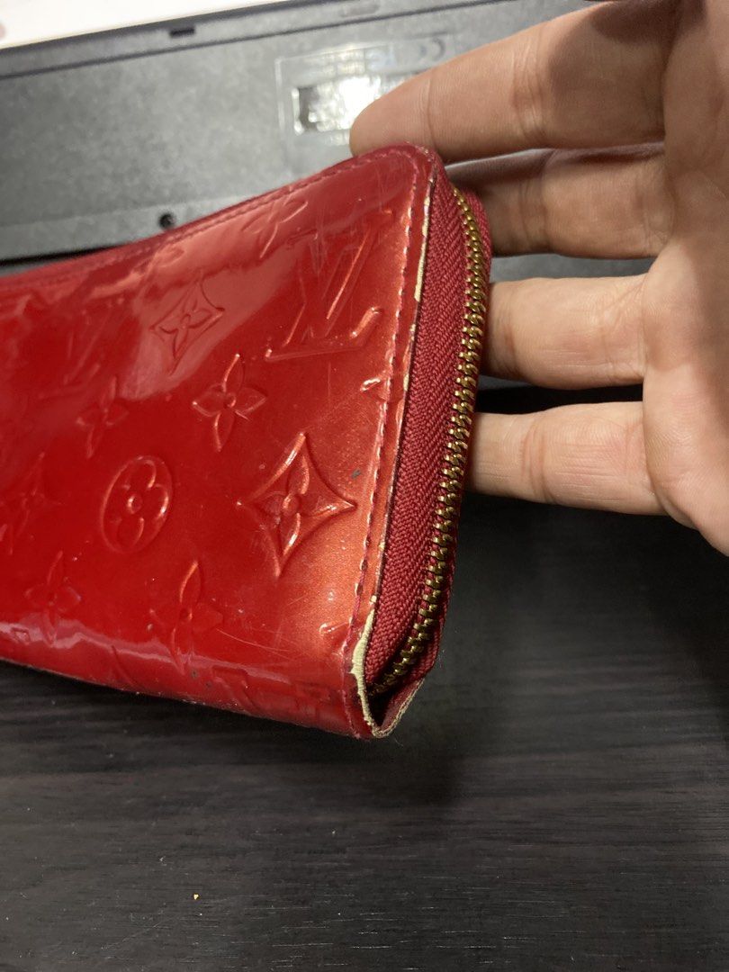 Authentic louis vuitton vernis red monogram zippy wallet (Category: Luxury Bags & Wallets) located in Zamboanga. Submitted by swayporgypretz (Listing ID 1469805056, Image 3). Description: .