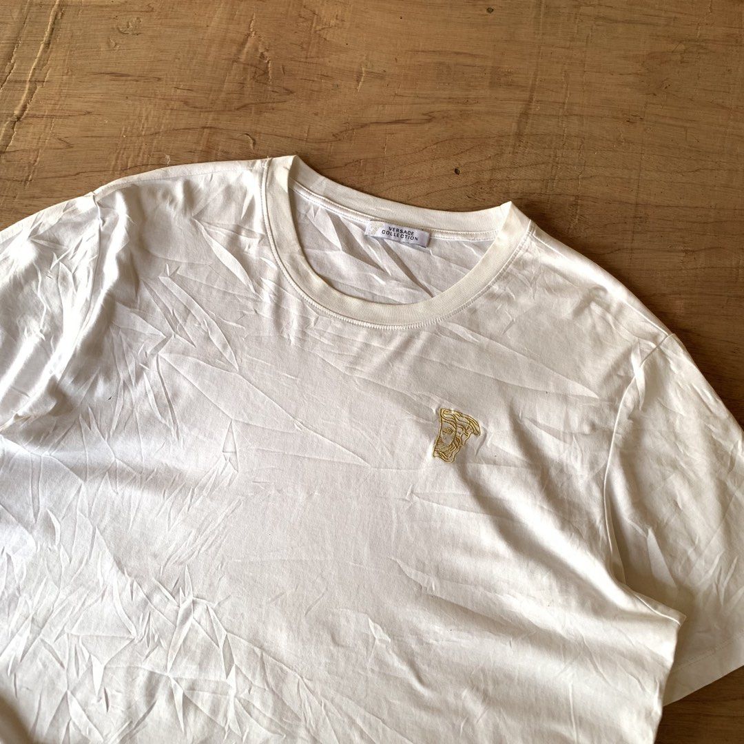 AUTHENTIC VERSACE SIDE LOGO TEE (Category: Tshirts & Polo Shirts ) located in Andop. Submitted by junjun_watanabe (Listing ID 1469918435, Image 2). Description: Authentic dimes: 22x29, L - XL color rate: 9.5/10 condition: Excellent no issues.