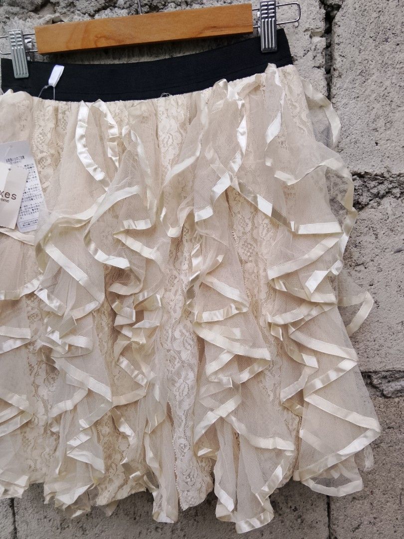 Axes femme (Category: Skirts) located in Bayombong. Submitted by jeffreybee (Listing ID 1469894831, Image 3). Description: brand new with tag.