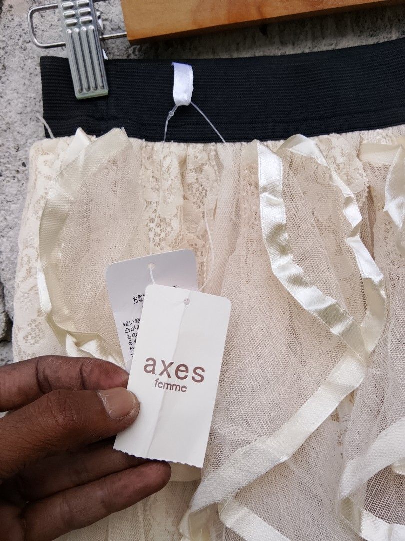 Axes femme (Category: Skirts) located in Bayombong. Submitted by jeffreybee (Listing ID 1469894831, Image 2). Description: brand new with tag.