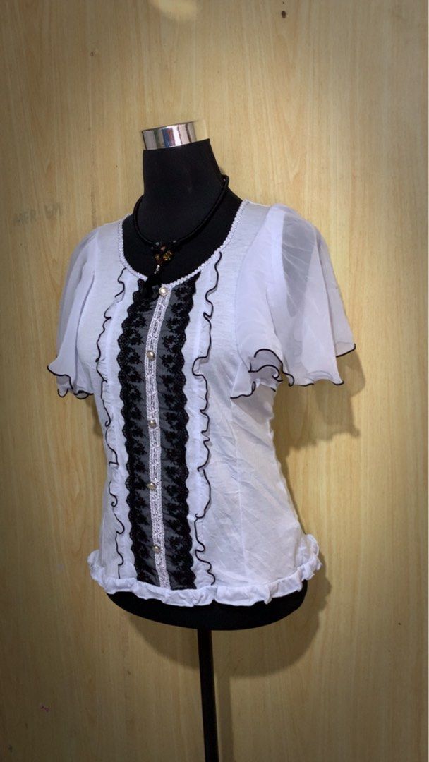 Axes femme (Category: Blouses) located in Aloran. Submitted by cowskin_927 (Listing ID 1469906200, Image 2). Description: Axes femme Size medium No flaws.