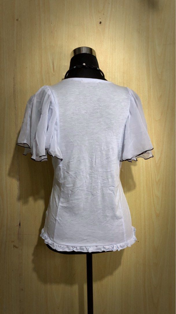 Axes femme (Category: Blouses) located in Aloran. Submitted by cowskin_927 (Listing ID 1469906200, Image 3). Description: Axes femme Size medium No flaws.