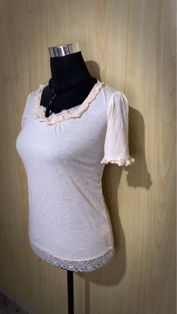 Axes femme (Category: Blouses) located in Aloran. Submitted by cowskin_927 (Listing ID 1469906413, Image 3). Description: Axes femme Size small me No flaws.