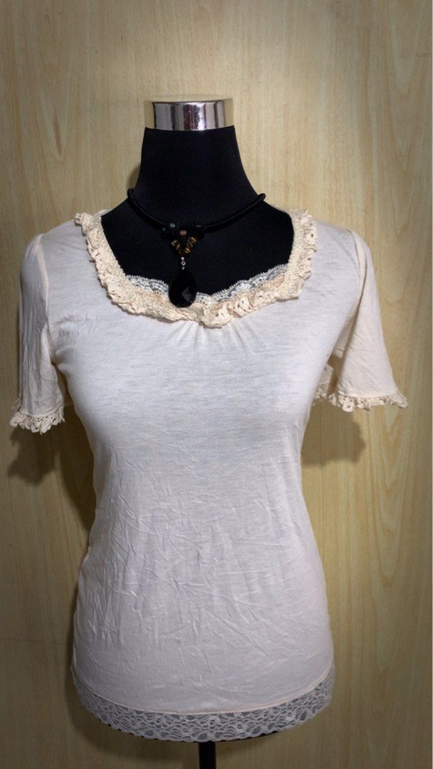 Axes femme (Category: Blouses) located in Aloran. Submitted by cowskin_927 (Listing ID 1469906413, Image 2). Description: Axes femme Size small me No flaws.