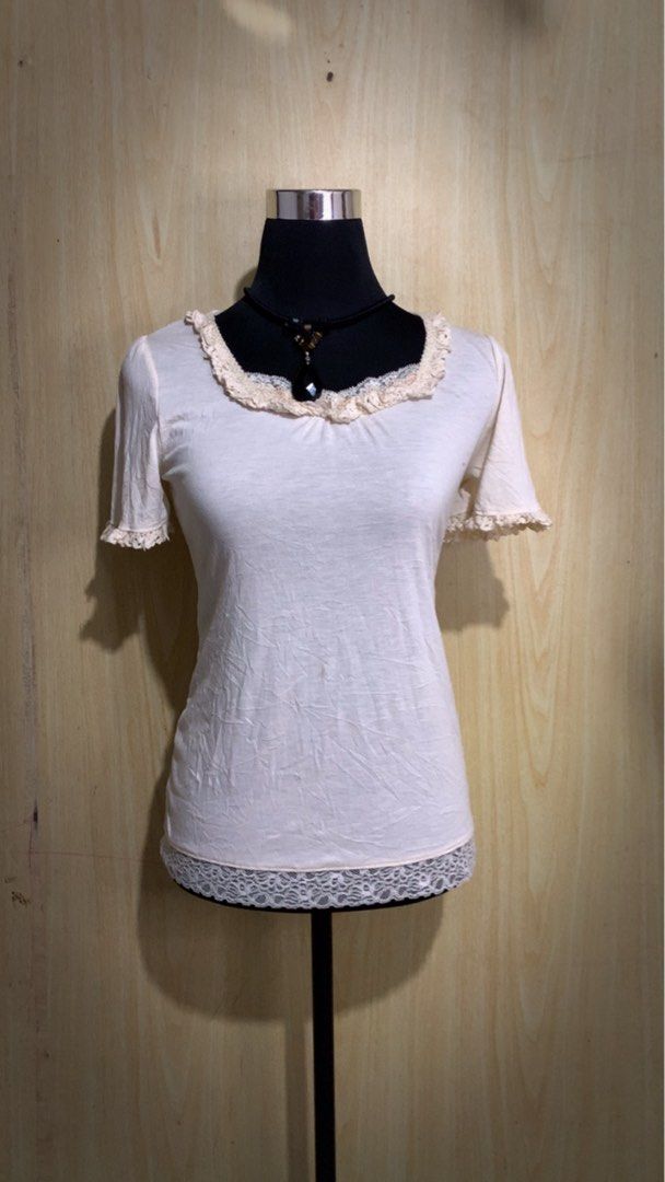 Axes femme (Category: Blouses) located in Aloran. Submitted by cowskin_927 (Listing ID 1469906413, Image 1). Description: Axes femme Size small me No flaws.