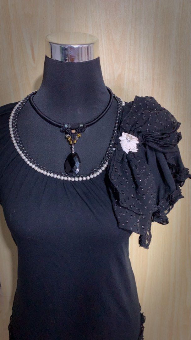 Axes femme (Category: Blouses) located in Aloran. Submitted by cowskin_927 (Listing ID 1469906617, Image 3). Description: Axes femme Size medium No flaws.
