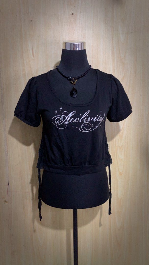 Axes femme (Category: Others Tops) located in Aloran. Submitted by cowskin_927 (Listing ID 1469906889, Image 1). Description: Axes femme crop top Size medium No flaws.