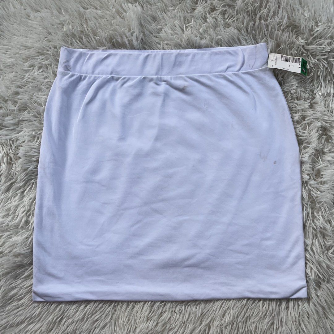 Babaton White Skirt Size L (Category: Skirts) located in Cuyapo. Submitted by Ashtyn.Pre.Loved (Listing ID 1469062831, Image 1). Description: - Brand: Babaton - Color: Solid White - Size: L (Waist: 30-32 inches) - Length: 17 inches - Condition: Brand new with original store tag attached - Style: Basic, versatile everyday wear with a flat waistband.