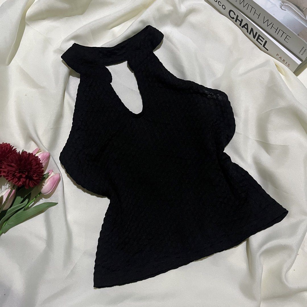 Backless Halter Top (Category: Sleeveless) located in Santo Tomas. Submitted by closetklo (Listing ID 1469776014, Image 1). Description: Like new No flaws High quality Size:s-m.