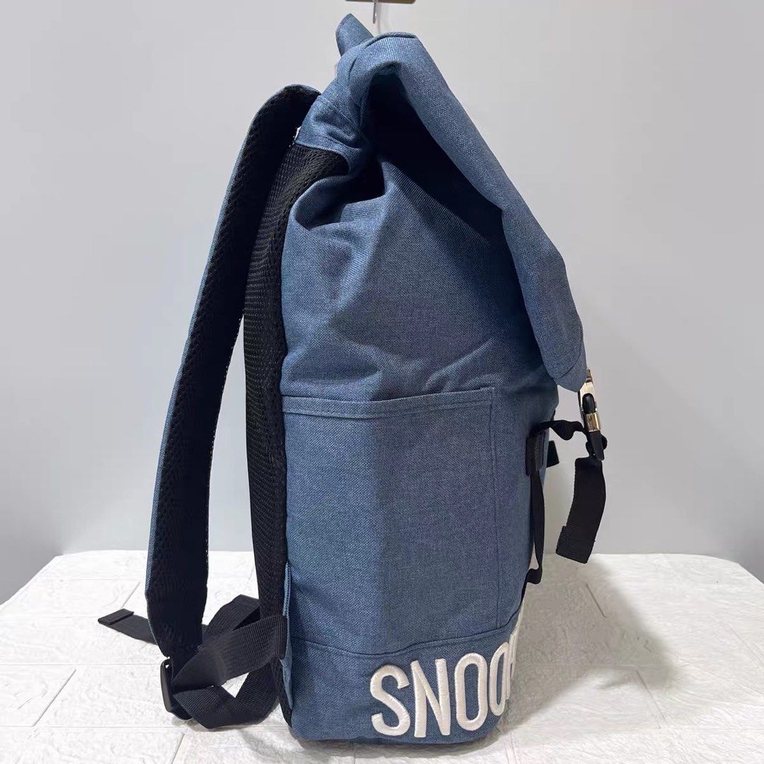 日本 PEANUTS SNOOPY & WOODSTOCK 史路比 淺藍色帆布 雙扣型 背囊 （分類：背囊）位於 Hong Kong。 由 doota_mall 提交（商品編號 1469805911，圖片 3）。簡介： 更多貨品請瀏覽: https://www.carousell.com.hk/u/doota_mall ~ HK$350 包順豐/ 件 ~ 帆布製 ~ SIZE : 高 45cm X 闊 32cm X 厚 14cm ~ Made in China ~ 注意: 清賣貨品難免有不影響使用之小瑕疵 ~ 包快遞郵寄順豐&菜鳥門市/ 便利店/ 智能櫃自取 #BAG。
