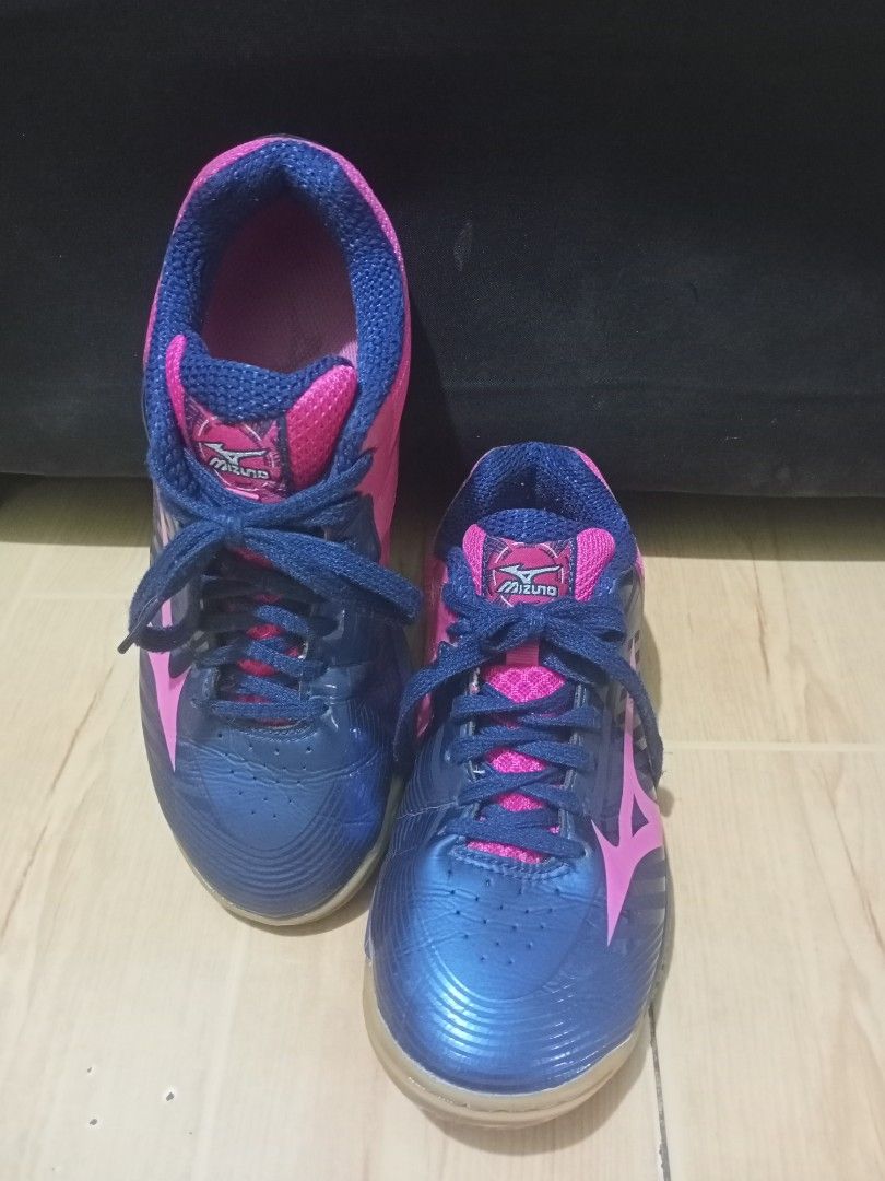 BADMINTON SHOES (Category: Other Sports Equipment and Supplies) located in Quezon City. Submitted by everythinghasaprice (Listing ID 1469938856, Image 1). Description: MIZUNO WAVE DRIVE EXCELLENT CONDITION SIZE 5US /36.5.