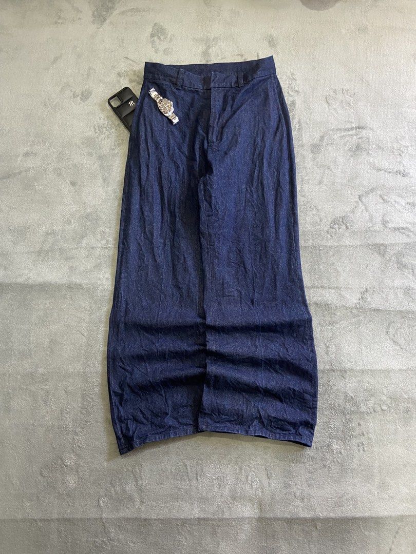 BAGGY DARK BLUE RAW DENIM (Category: Jeans) located in Bacolod City. Submitted by clerkhexx (Listing ID 1469922104, Image 1). Description: DARK BLUE RAW DENIM SUPER CRISPY Brand: N/A Measurements: Waist: 30 Lenght: 43 Thigh: 13.5 Leg Hole: 11.5 Mine: 500 Condition of this item 10 - color rate 10- no issue Check every photos for conditions of the item.