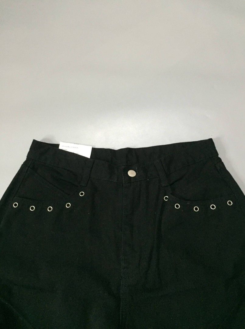 Baggy Pants (Category: Jeans) located in Balayan. Submitted by _wethrift (Listing ID 1469876106, Image 3). Description: Baggy Pants 🎱 - size 31 - 31 - length 43.5 - leg hole 10.5 - excellent condition - color rate 9/10 - no flaws MINE - 📩 +shipping fee 📍 BALAYAN, BATANGAS.