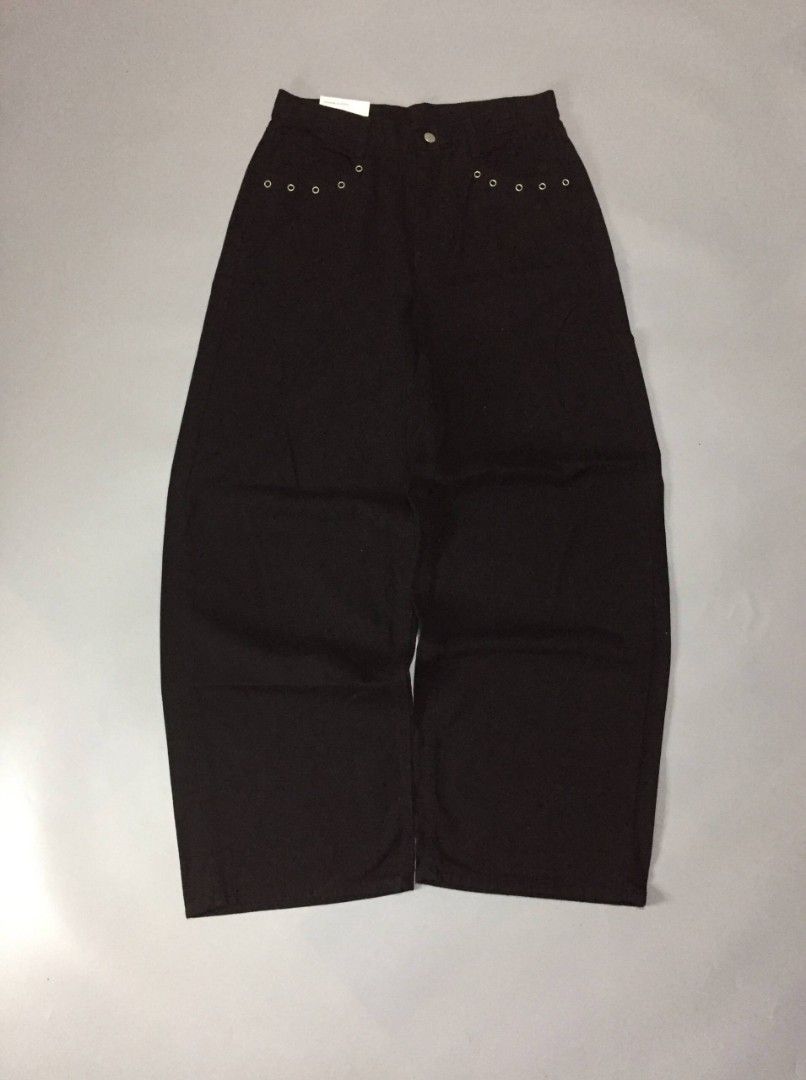 Baggy Pants (Category: Jeans) located in Balayan. Submitted by _wethrift (Listing ID 1469876106, Image 1). Description: Baggy Pants 🎱 - size 31 - 31 - length 43.5 - leg hole 10.5 - excellent condition - color rate 9/10 - no flaws MINE - 📩 +shipping fee 📍 BALAYAN, BATANGAS.