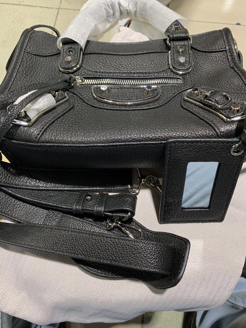 Balenciaga city bag (Category: Sling Bags) located in Manila. Submitted by pangharabas (Listing ID 1469896363, Image 2). Description: .