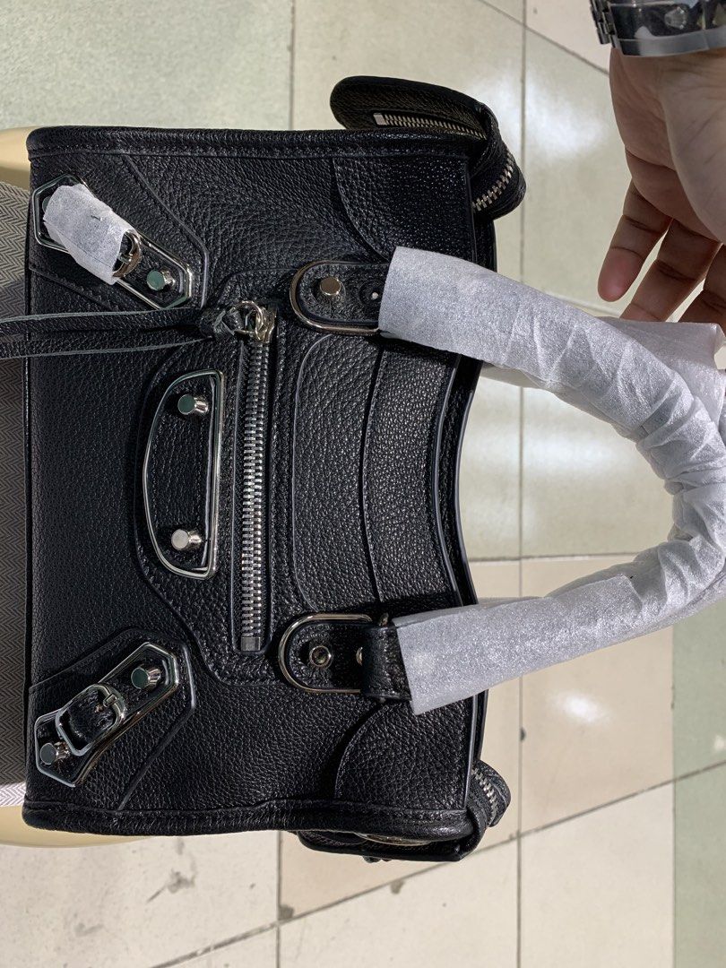 Balenciaga city bag (Category: Sling Bags) located in Manila. Submitted by pangharabas (Listing ID 1469896363, Image 3). Description: .
