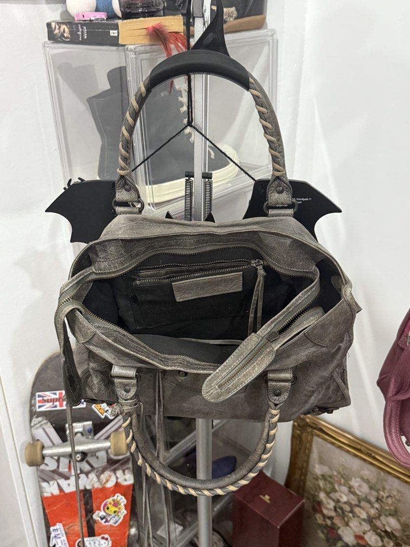 Balenciaga City Bag Grey (Category: Shoulder Bags) located in San Fernando. Submitted by _ingeolmi (Listing ID 1469849422, Image 3). Description: .