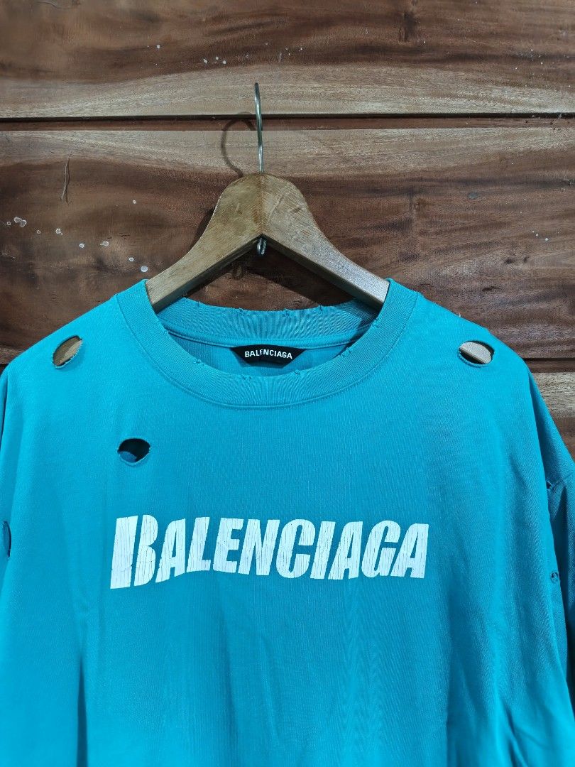 BALENCIAGA DISTRESSED TEE (Category: Tshirts & Polo Shirts ) located in Tagum. Submitted by danelle_closet1106 (Listing ID 1469789705, Image 2). Description: EXCELLENT SIZE:LARGE WASH NA READY TO USE ISSUE VERY MINIMAL LANG SEE LAST PIC.