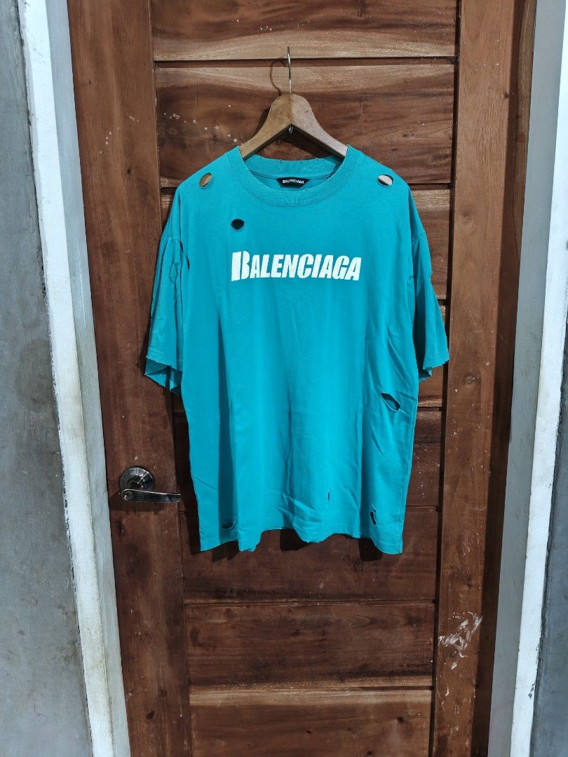 BALENCIAGA DISTRESSED TEE (Category: Tshirts & Polo Shirts ) located in Tagum. Submitted by danelle_closet1106 (Listing ID 1469789705, Image 1). Description: EXCELLENT SIZE:LARGE WASH NA READY TO USE ISSUE VERY MINIMAL LANG SEE LAST PIC.