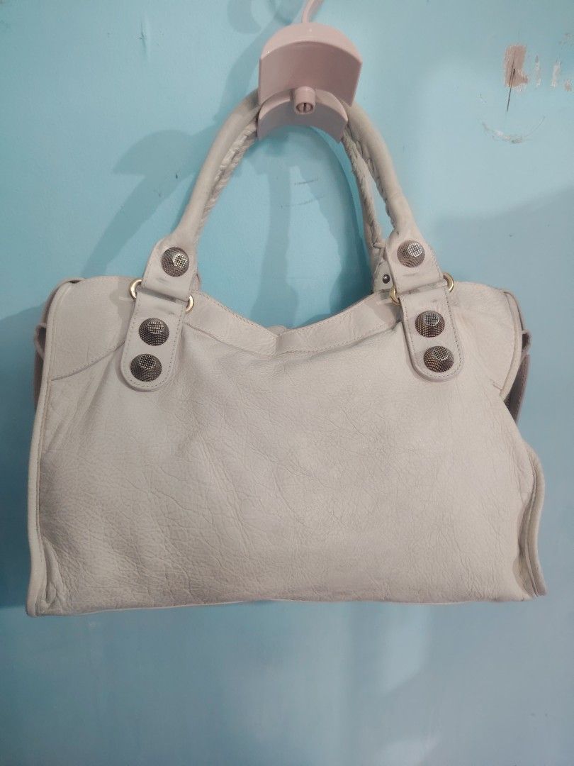 Balenciaga giant 21 (Category: Luxury Bags & Wallets) located in Manila. Submitted by ag_delrosario (Listing ID 1469832822, Image 2). Description: Guaranteed authentic balenciaga With COA, MIRROR ISSUE MISSING STRAP.