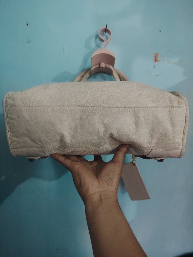 Balenciaga giant 21 (Category: Luxury Bags & Wallets) located in Manila. Submitted by ag_delrosario (Listing ID 1469832822, Image 3). Description: Guaranteed authentic balenciaga With COA, MIRROR ISSUE MISSING STRAP.