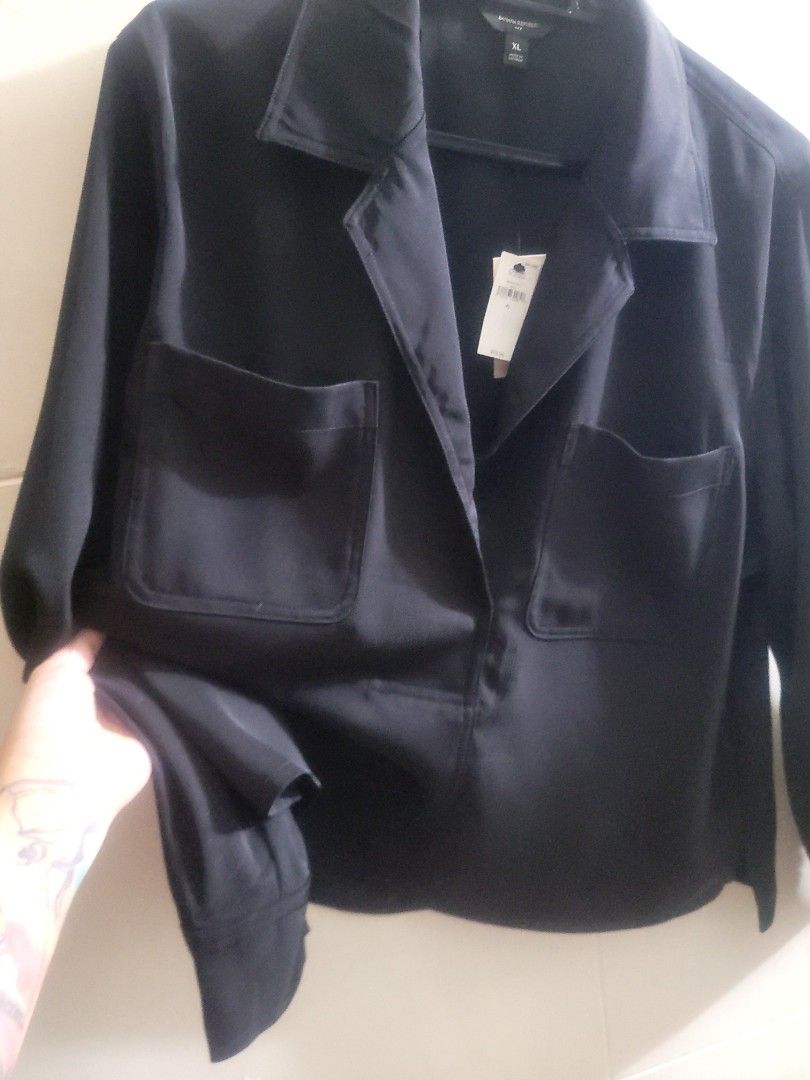 Banana Republic Black top (Category: Others Tops) located in Los Banos. Submitted by lopecruz (Listing ID 1469865317, Image 3). Description: L -XL.