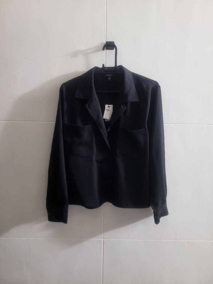 Banana Republic Black top (Category: Others Tops) located in Los Banos. Submitted by lopecruz (Listing ID 1469865317, Image 2). Description: L -XL.