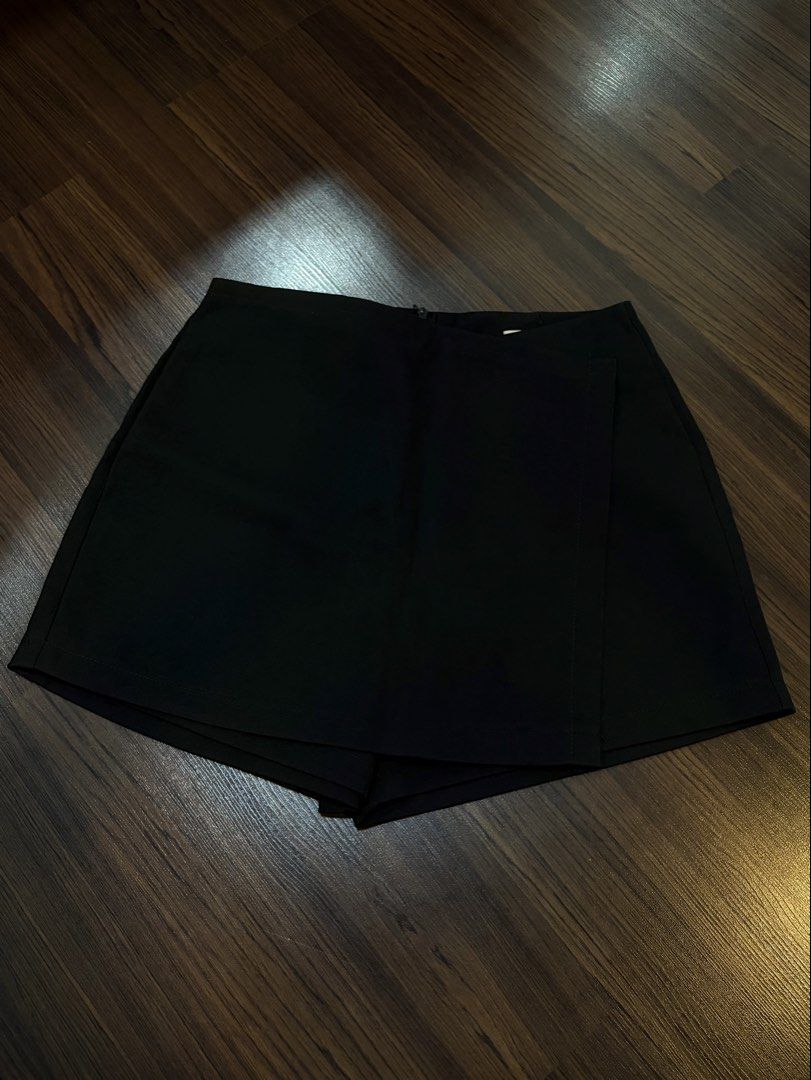 Bangkok Berrita Black Skort (Category: Skirts) located in Paranaque City. Submitted by trendyclothesco (Listing ID 1469848106, Image 1). Description: - Brand: Berrita - Item: Black skorts - Size: Medium - Design: skorts - Bought in BKK - Never used, bought the wrong size .