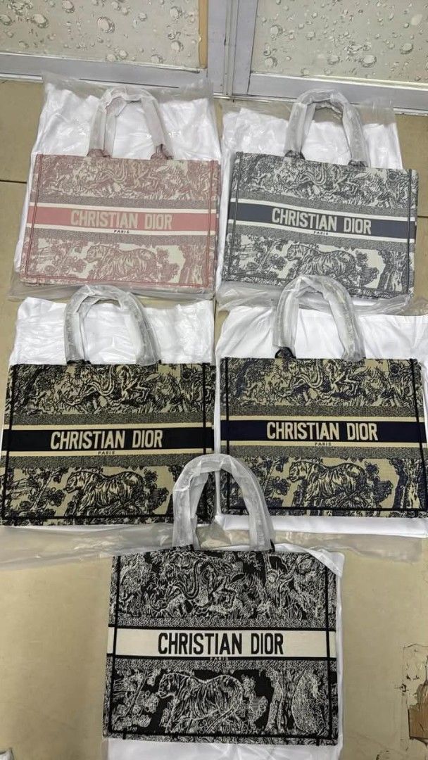 45cm beach bag tote bag handcarry bag ca (Category: Tote Bags) located in Manila. Submitted by binondo_bagsetc (Listing ID 1469924739, Image 1). Description: .