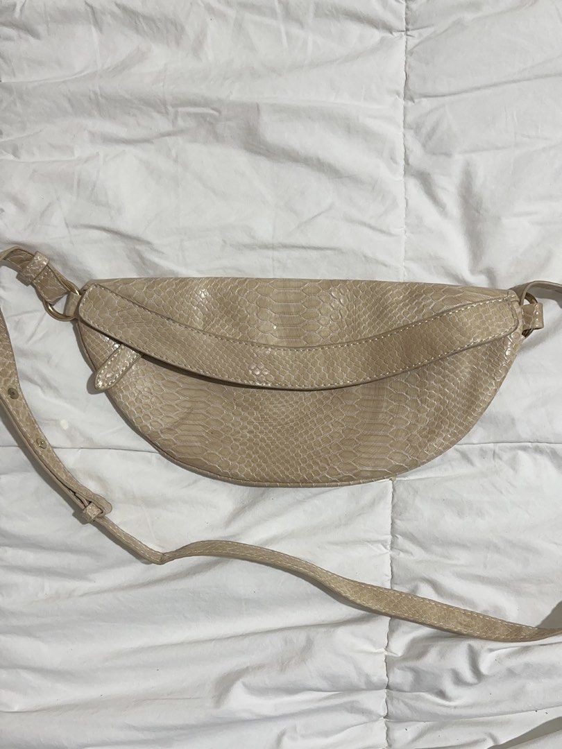 Beige Crocodile Pattern Crossbody Bag (Category: Cross-body Bags) located in Quezon City. Submitted by by.apreloved (Listing ID 1469916182, Image 1). Description: - crossbody bag from zalora - on the smaller side - message for more photos (serious buyers only) - mop: gcash.