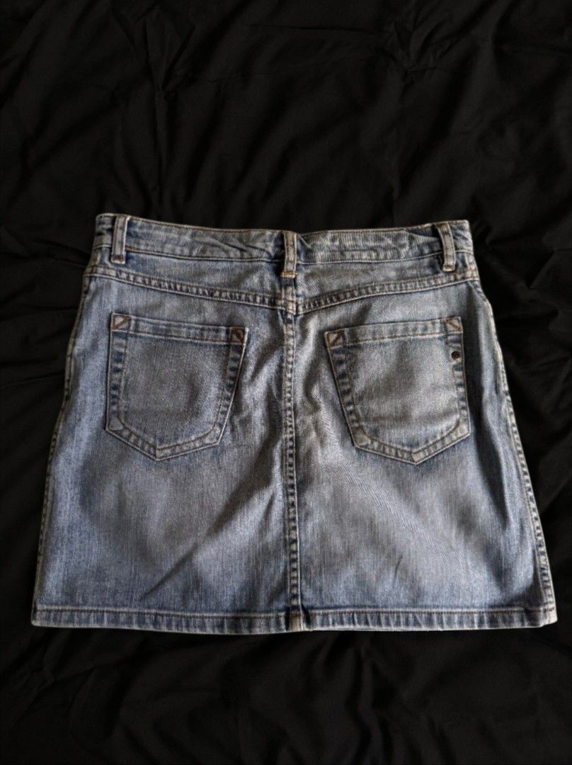 Bershka Light Denim Mini Skirt (Category: Skirts) located in Guimba. Submitted by trv4imz (Listing ID 1469852876, Image 2). Description: W 29-30 L 15 RFS: too big on me.