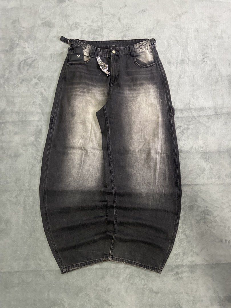 BERSHKA Y2K BLACK WASHED CARPENTER JEANS (Category: Jeans) located in Bacolod City. Submitted by clerkhexx (Listing ID 1469923183, Image 1). Description: BERSHKA BLACK WASHED CARPENTER JEANS Brand: BERSHKA Measurements: Waist: 35-36 Lenght: 46 Thigh: 16 Leg Hole: 10.5 Mine: 1300 Condition of this item 10 - color rate 8.5/10 ISSUE CUT TAGS Check every photos for conditions of the item EOB / END OF BIDDING: TOMORROW (9:01pm THURSDAY) Please note th