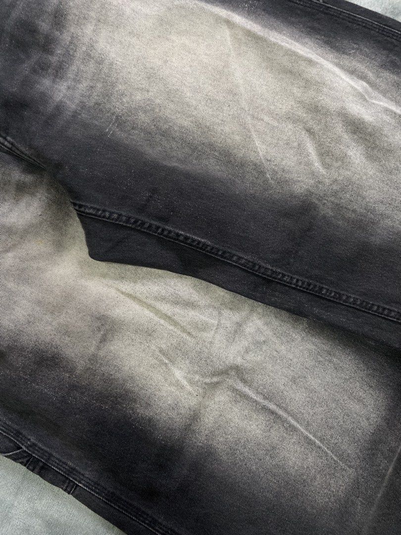 BERSHKA Y2K BLACK WASHED CARPENTER JEANS (Category: Jeans) located in Bacolod City. Submitted by clerkhexx (Listing ID 1469923183, Image 3). Description: BERSHKA BLACK WASHED CARPENTER JEANS Brand: BERSHKA Measurements: Waist: 35-36 Lenght: 46 Thigh: 16 Leg Hole: 10.5 Mine: 1300 Condition of this item 10 - color rate 8.5/10 ISSUE CUT TAGS Check every photos for conditions of the item EOB / END OF BIDDING: TOMORROW (9:01pm THURSDAY) Please note th