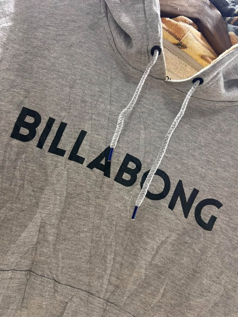 BILLABONG HOODIE JACKET (Category: Coats, Jackets and Outerwear) located in Caloocan City. Submitted by vntgxlocalsph (Listing ID 1469915235, Image 3). Description: ISSUE : MIN LINTS DIMES : 20x25.