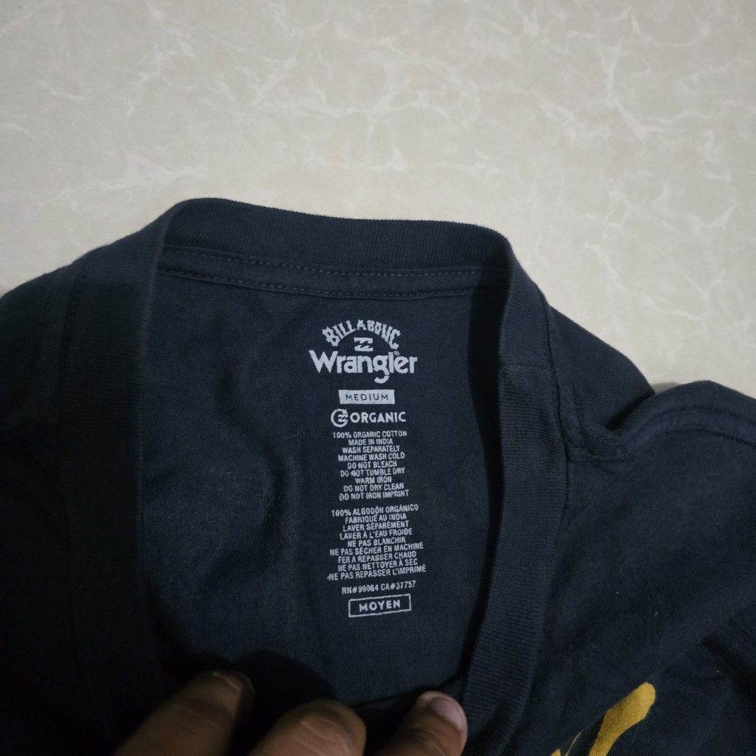Billabong x Wrangler (Category: Tshirts & Polo Shirts ) located in El Nido. Submitted by marco.tandoc (Listing ID 1469804360, Image 3). Description: size: Medium width: 21 length: 27 no issue.